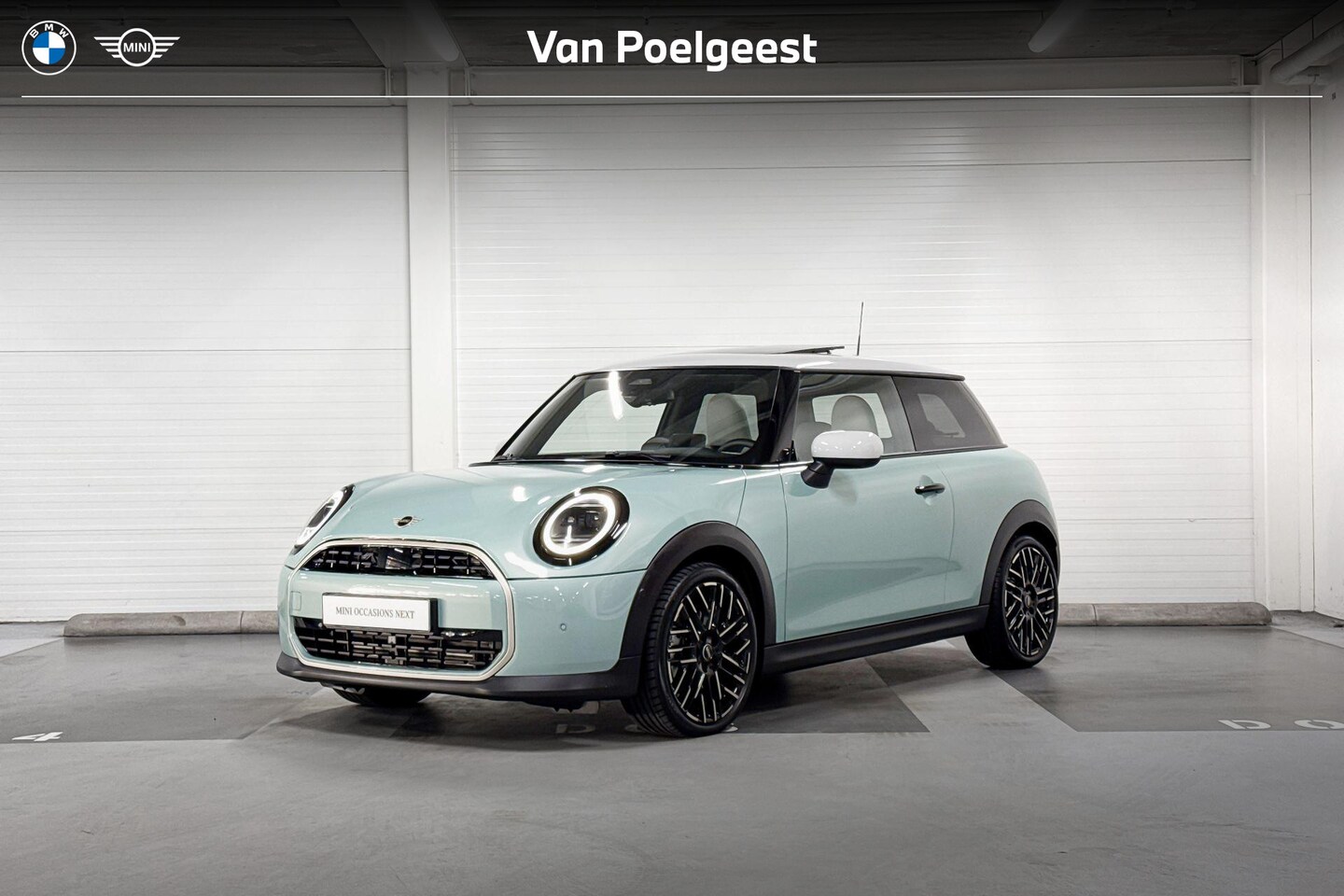 MINI Cooper - 3-deurs C Favoured M | Stuurwielverwarming | Panoramadak | Apple Carplay - AutoWereld.nl