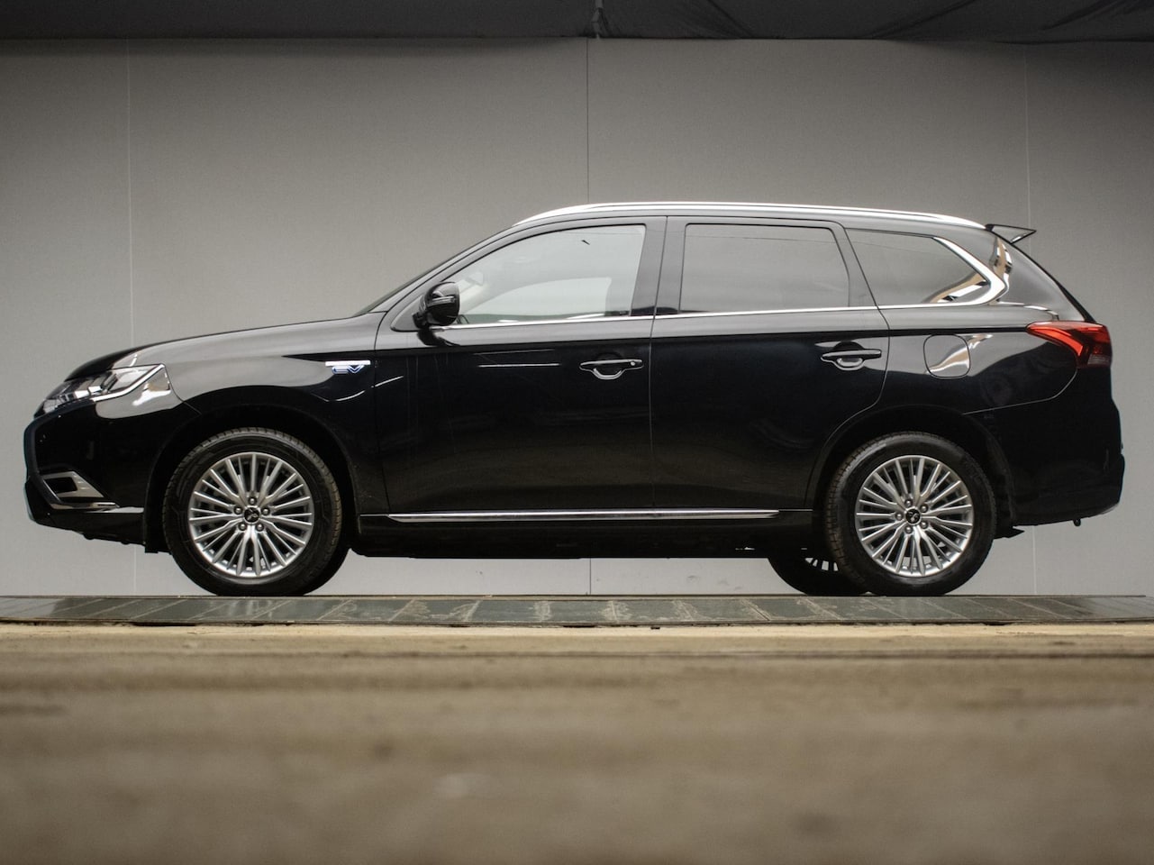 Mitsubishi Outlander Sport - 2.4 PHEV Intense (APPLECARPLAY,CAMERA,PDC,STOELVERWARMING,CRUISE,SPORTSTOELEN,LM VELGEN,NE - AutoWereld.nl