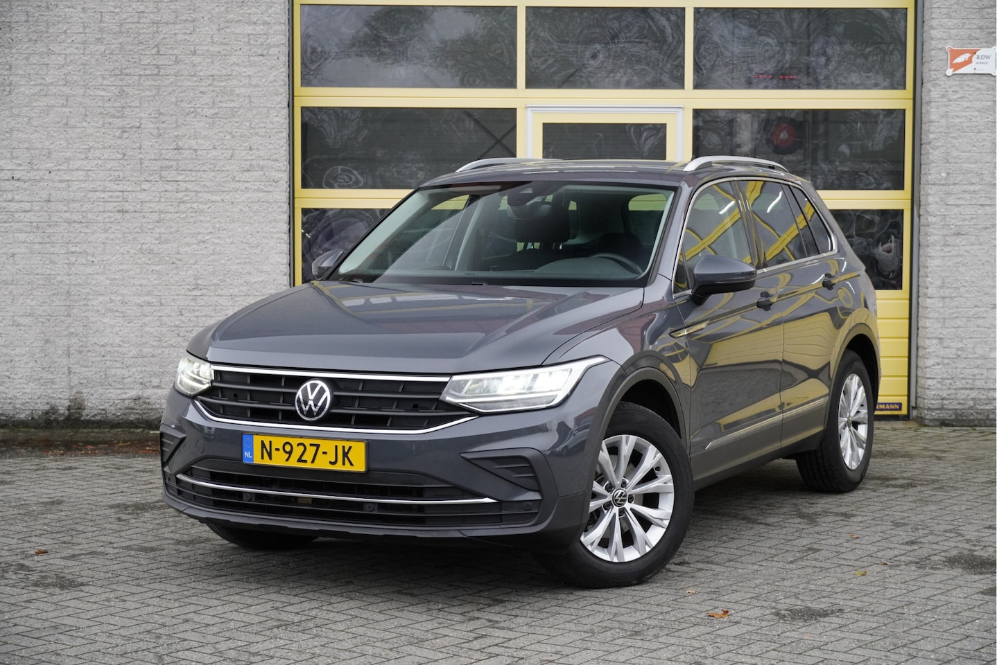 Volkswagen Tiguan - 1.5 TSI Life Business BJ2021 Lmv 17" | Led V+A | Navi | Pdc | Keyless entry | Elek. achter - AutoWereld.nl