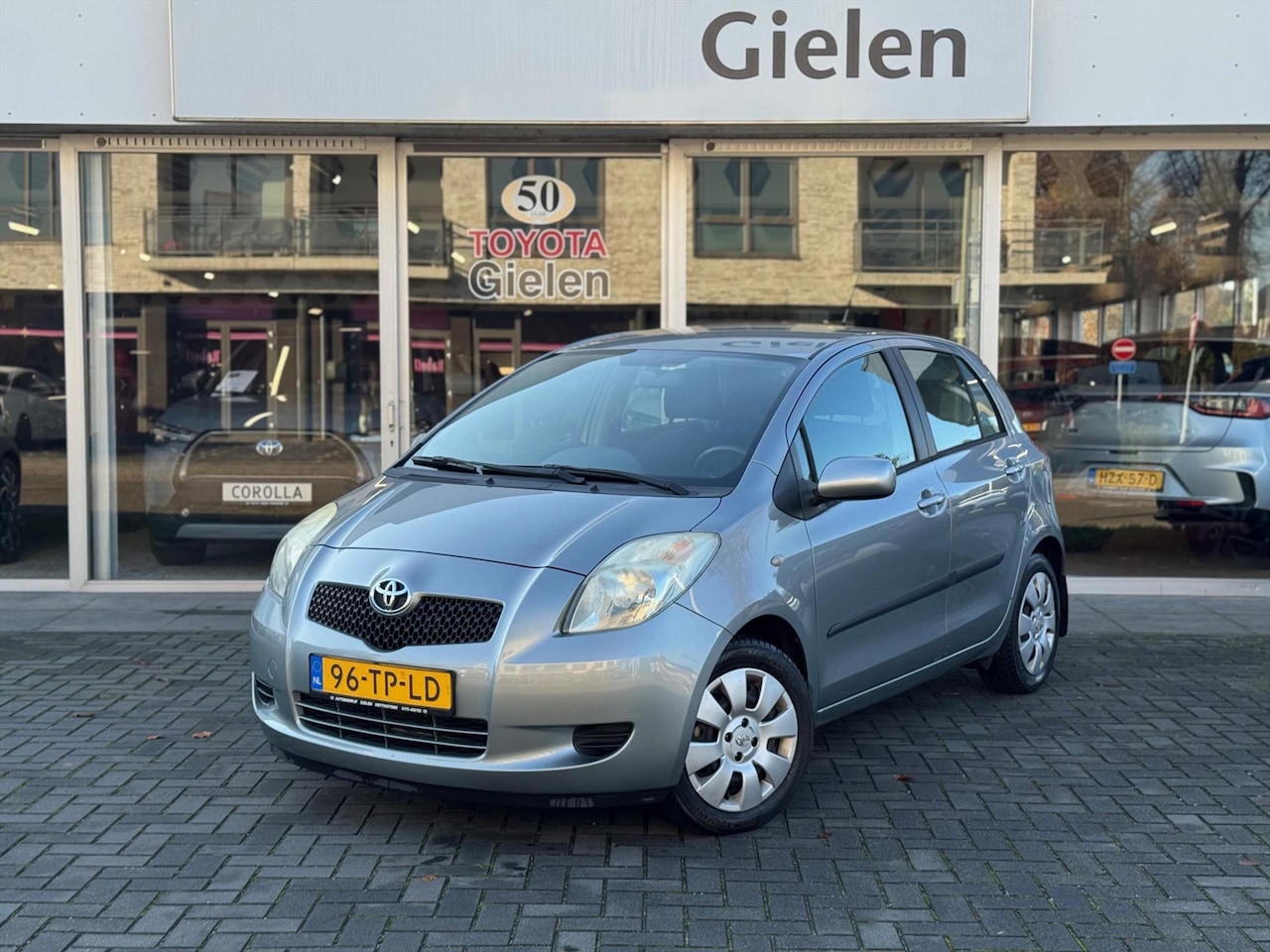 Toyota Yaris - 1.3 VVT-I 5DR Automaat Sol | Eerste eigenaar, Trekhaak, Airconditioning, Stuurbediening, C - AutoWereld.nl