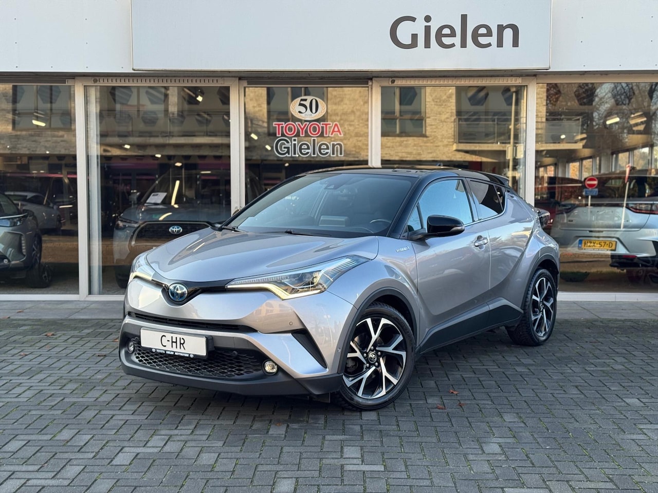 Toyota C-HR - 1.8 Hybrid Bi-Tone Plus | JBL, LED Pakket, Dodehoekherkenning, Navigatie, Parkeersensoren, - AutoWereld.nl
