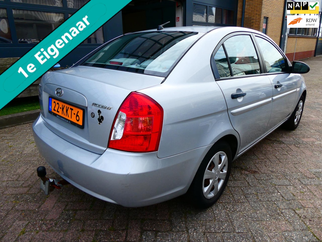 Hyundai Accent - 1.4i Dynamic 97pk Sedan Airco Trekhaak 1100kg. 1e eigenaar - AutoWereld.nl