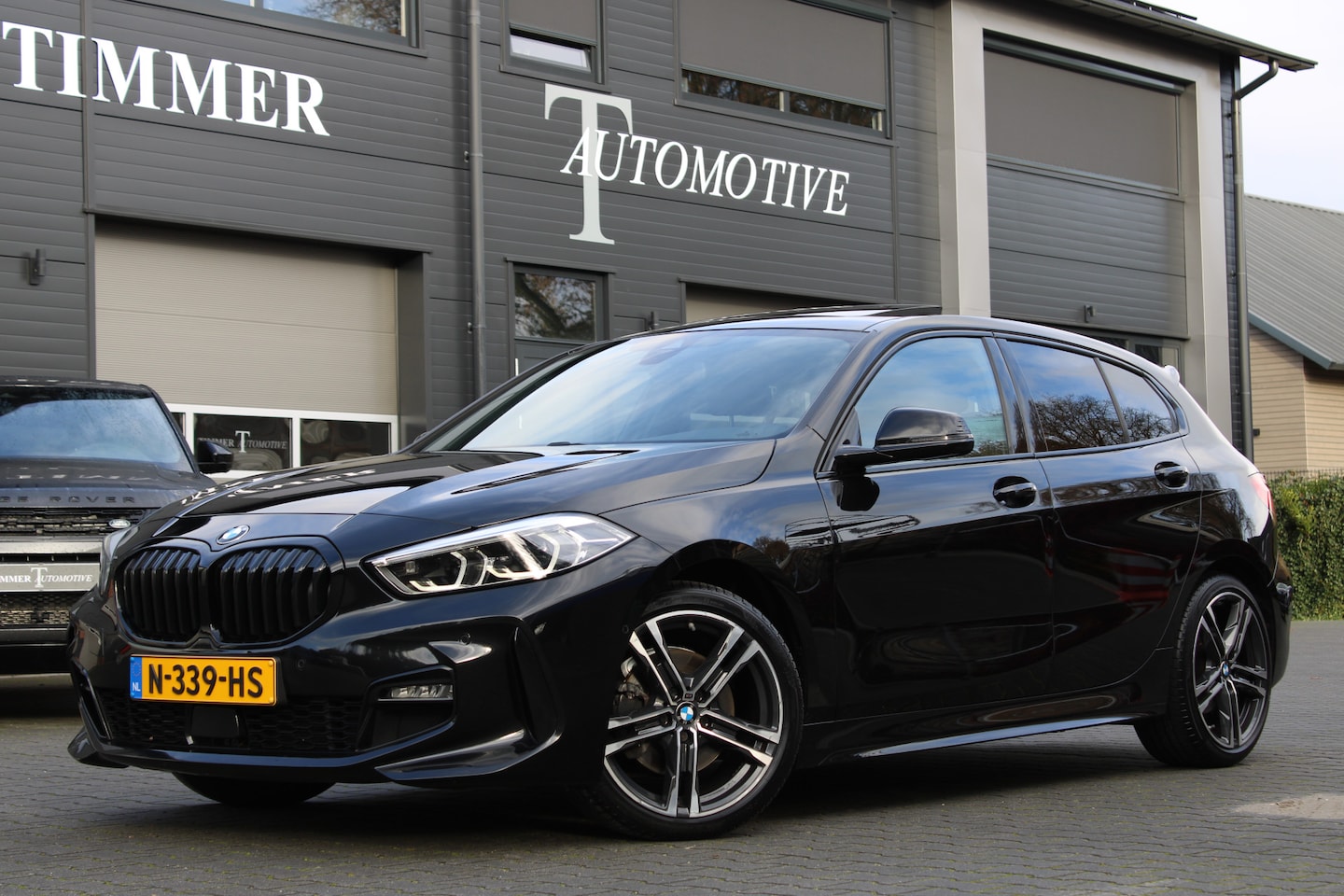 BMW 1-serie - 118i M Sport Business Edition - Dealer onderhouden - Nederlandse auto 18 inch - Panoramada - AutoWereld.nl