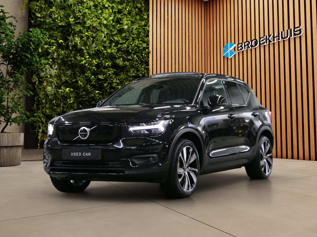 Volvo XC40 - Recharge P8 AWD R-Design | Panoramadak | Harman/Kardon | 360 Camera | Trekhaak | 20" Velge - AutoWereld.nl