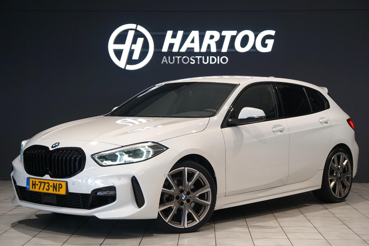 BMW 1-serie - 118i M-Sport Plus + KUIPSTOELEN / CAMERA / SFEERVERLICHTING - AutoWereld.nl