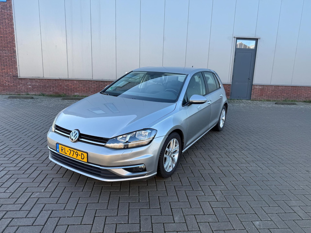 Volkswagen Golf - 1.6 TDI Comfortline Facelift 7.5 Navigatie Clima Grijs 2017 - AutoWereld.nl
