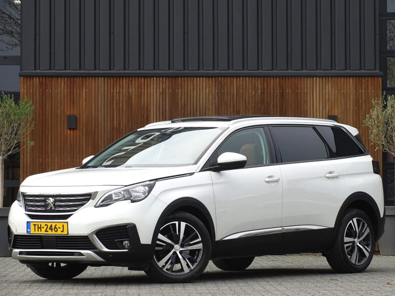 Peugeot 5008 - 1.6 e-THP 165PK automaat / BL. Premium / leder / LED *NAP* - AutoWereld.nl