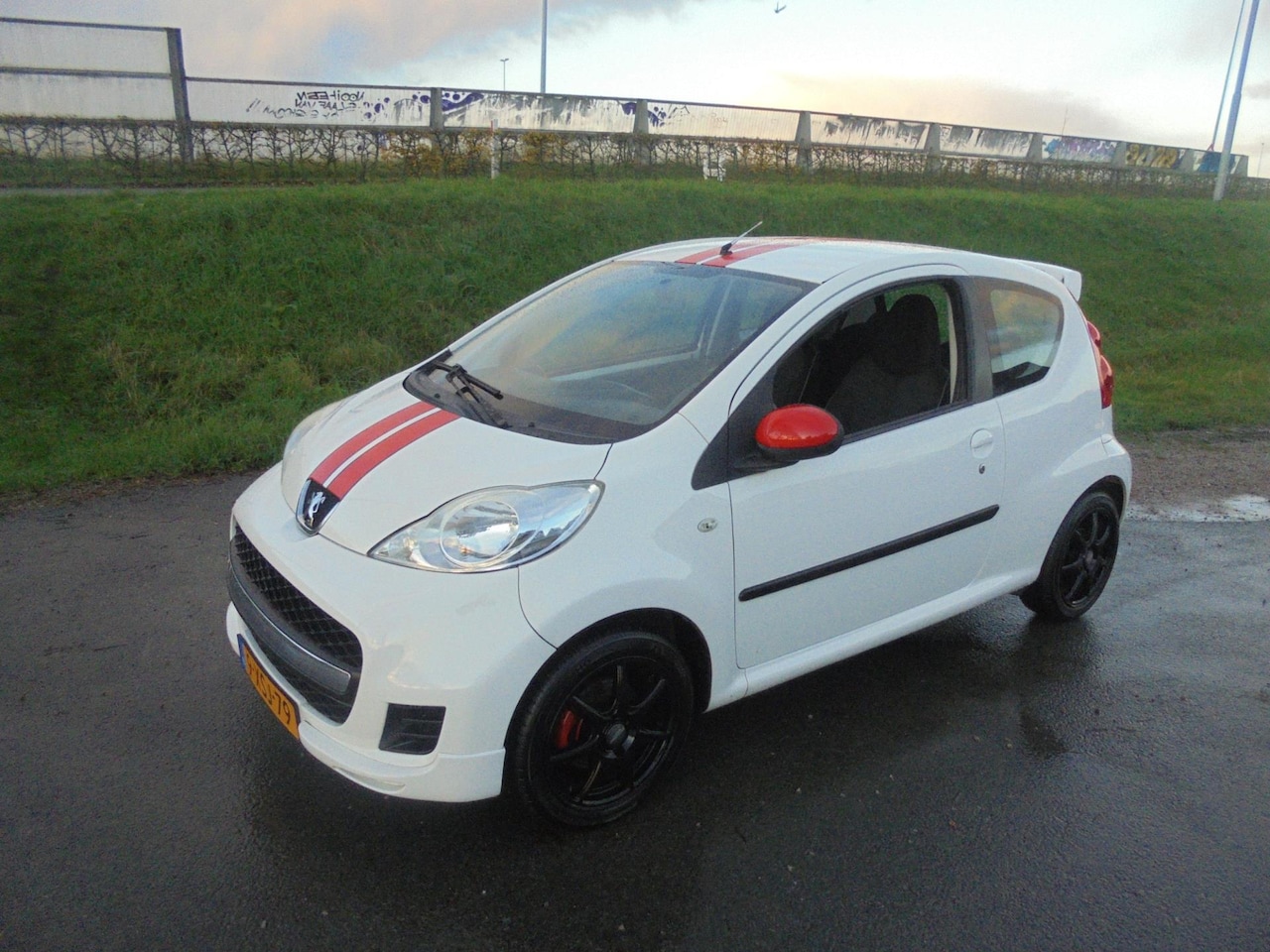 Peugeot 107 - Peugeot 107 1.0 benzine 3 deurs airco lmv - AutoWereld.nl