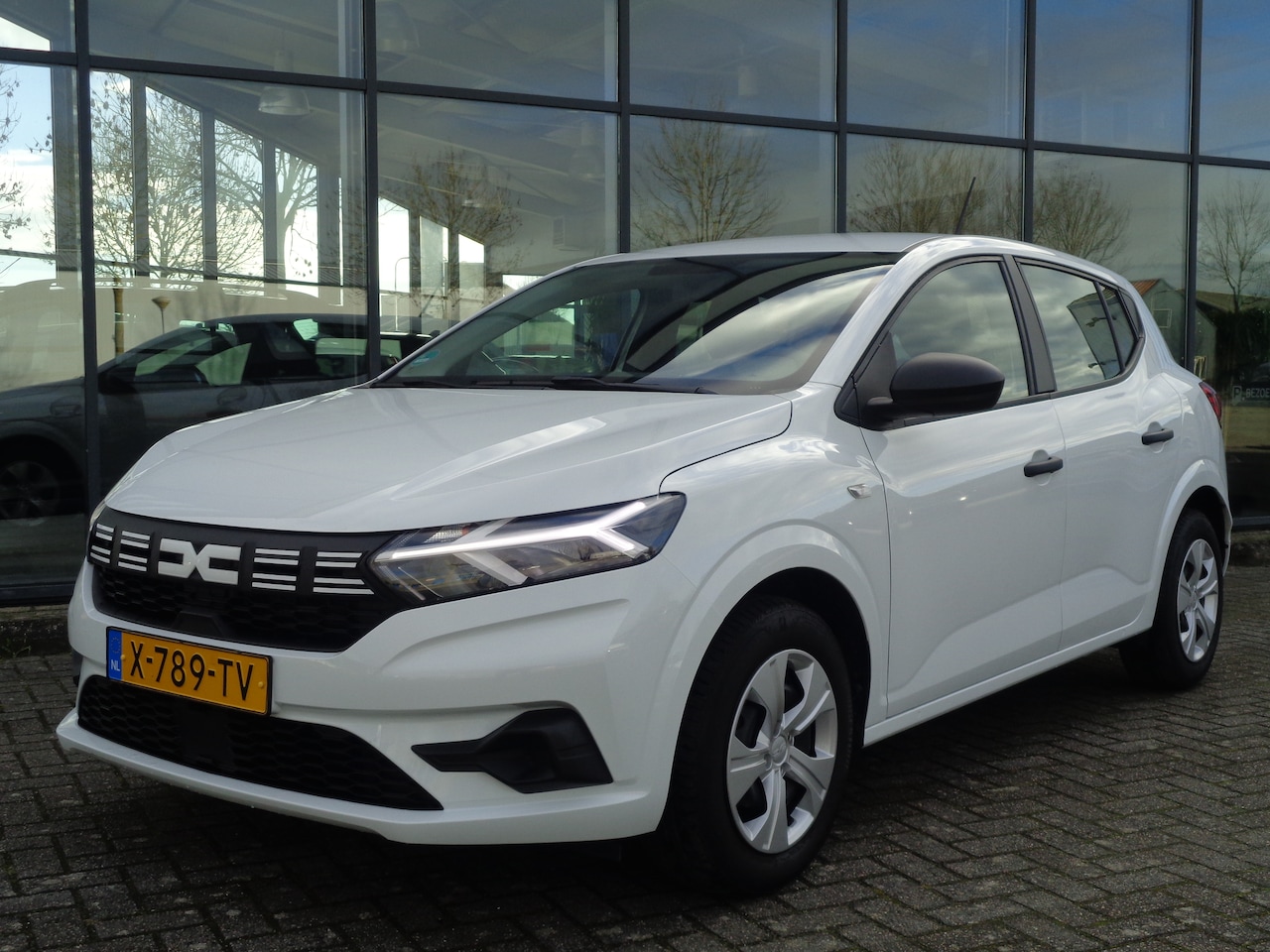 Dacia Sandero - 1.0 TCe 100 ECO-G Essential Bi-fuel LPG-G3 | Nieuwstaat | Zuinig en goedkoop rijden op LPG! - AutoWereld.nl
