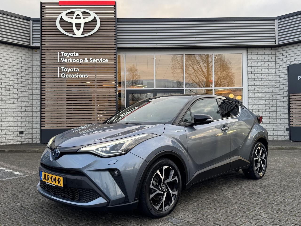 Toyota C-HR - 1.8 HYBRID BI-TONE STOEL/STUURVERW PARKSENSOR V+A BLIND-SPOT PARKCAMERA APPLE/ANDROID KEYL - AutoWereld.nl