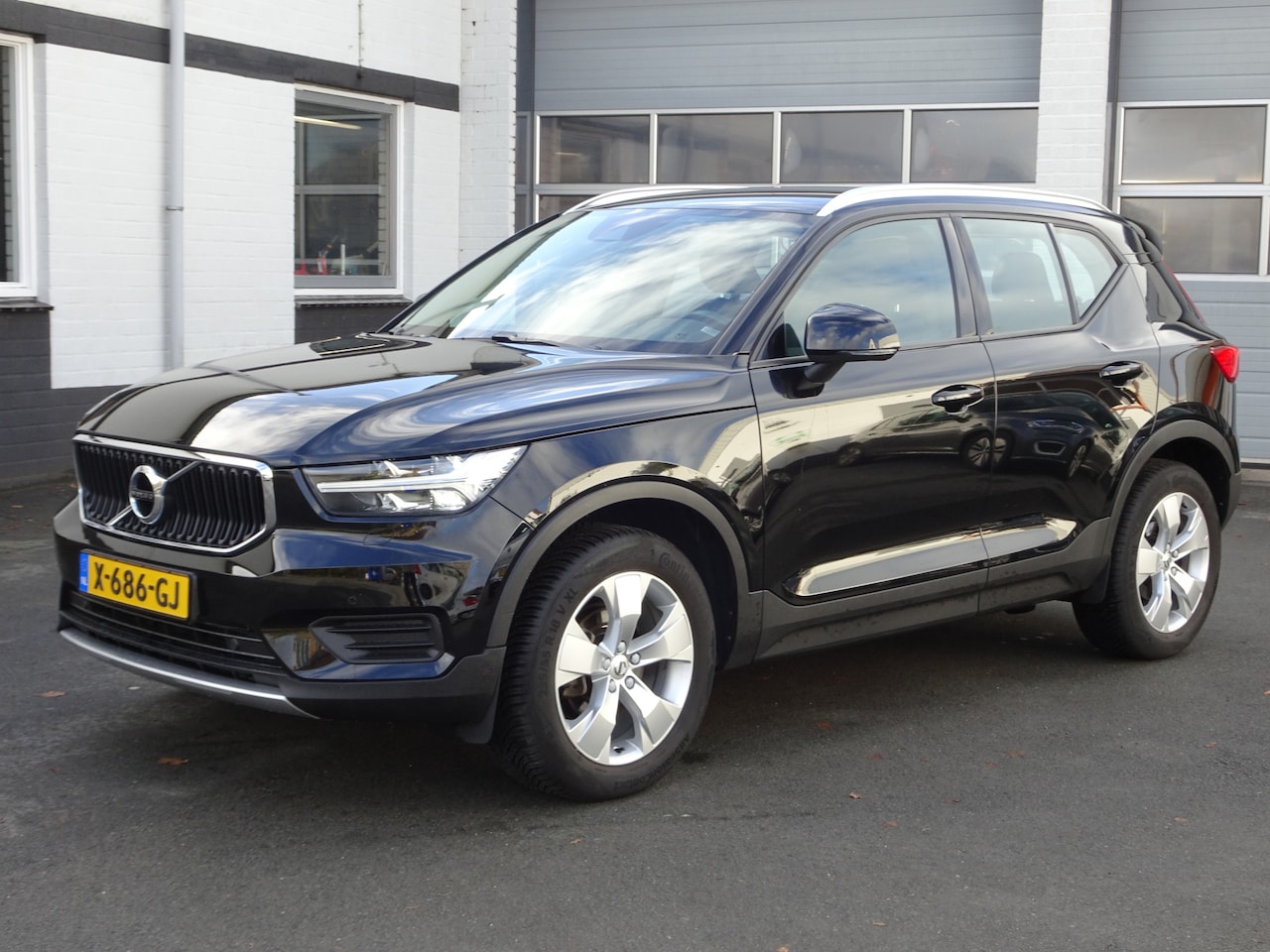Volvo XC40 - 1.5 T3 Momentum Automatische airco, navigatie, stoelverwarming, trekhaak, licht metalen ve - AutoWereld.nl