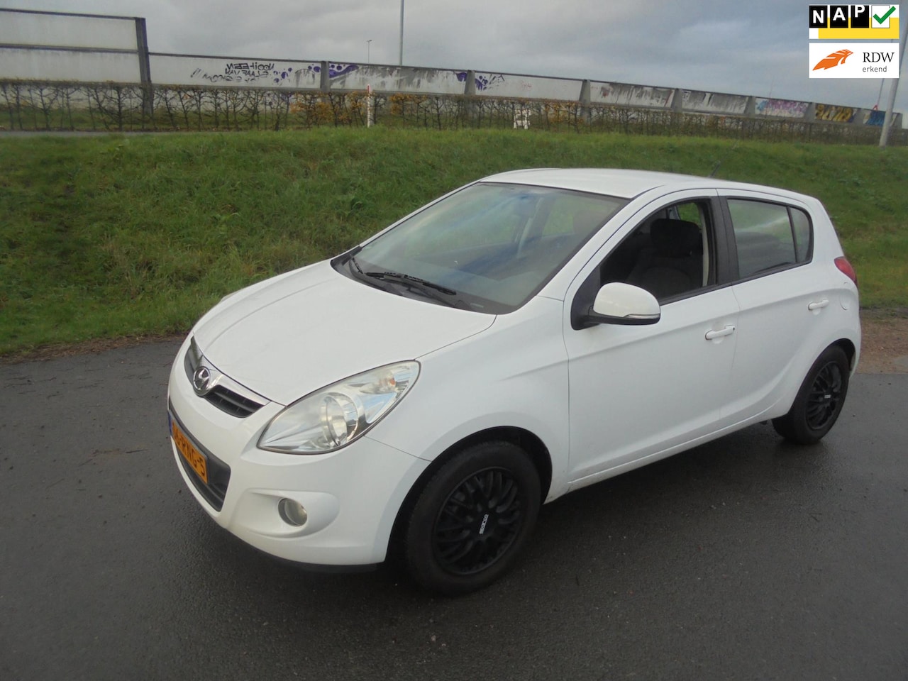 Hyundai i20 - Hyundai i20 1.2 benzine 5 deurs airco trekhaak - AutoWereld.nl