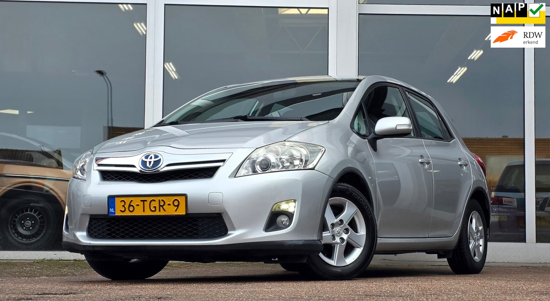 Toyota Auris - 1.8 Full Hybrid Aspiration Navigatie Mooi! Garantie! - AutoWereld.nl