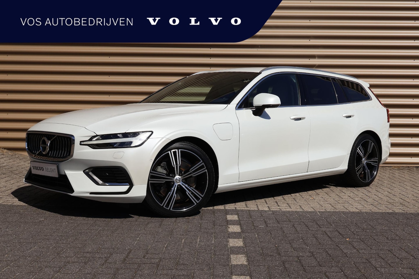 Volvo V60 - T6 Recharge AWD Inscription | Wool blend bekleding | Trekhaak elktr. | Pilot assist - AutoWereld.nl