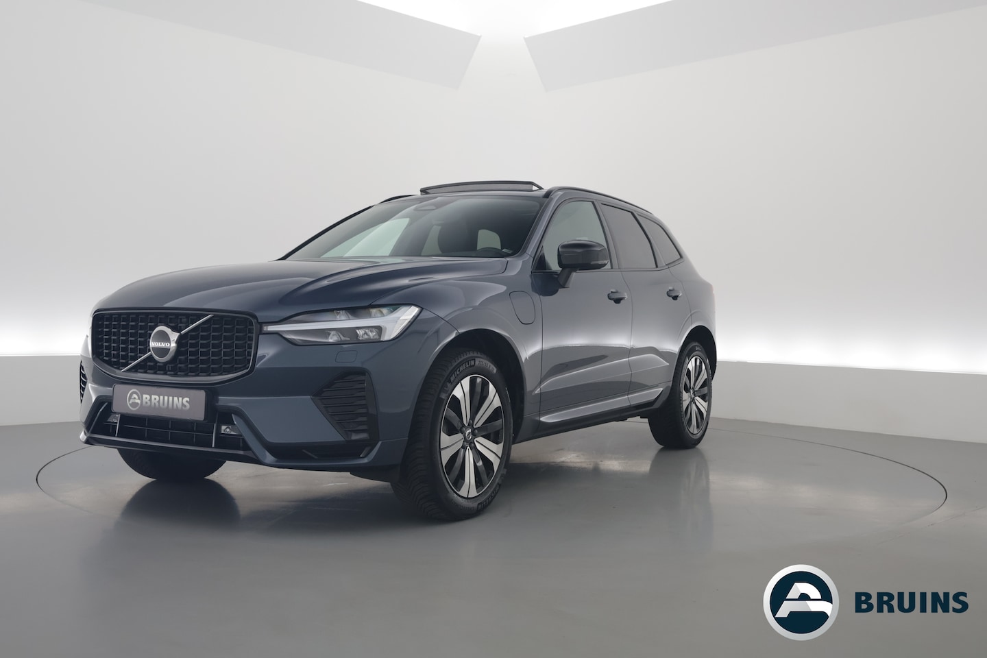 Volvo XC60 - 2.0 T8 Plug-in hybrid AWD Plus Dark | 455PK |Pano | Standkachel | ACC | Blis | H&K  audio - AutoWereld.nl