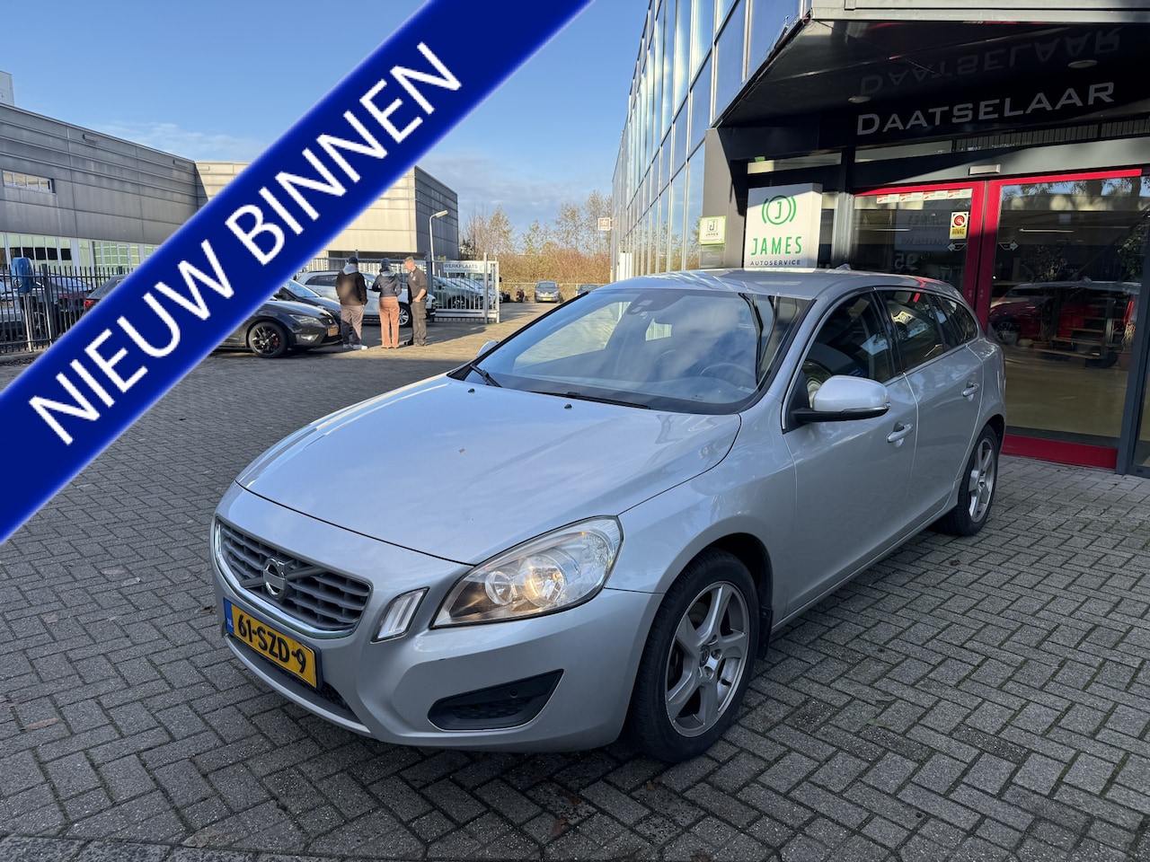 Volvo V60 - 1.6 T4 Momentum Automaat/Leer/Navi/Trekhaak - AutoWereld.nl