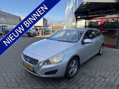 Volvo V60 - 1.6 T4 Momentum Automaat/Leer/Navi/Trekhaak
