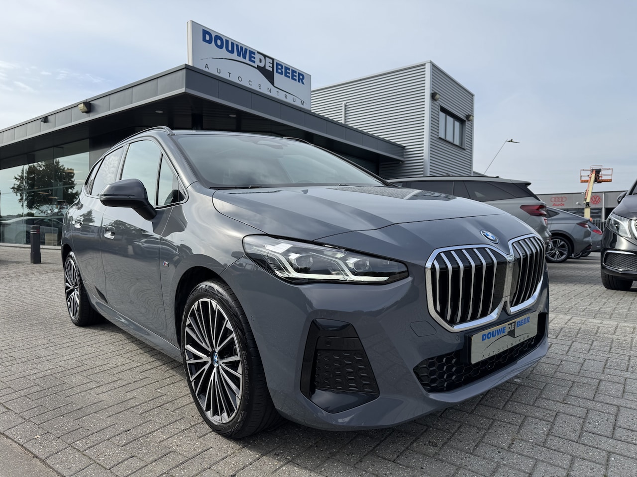 BMW 2-serie Active Tourer - 225e xDrive M Sport Pano-Dak | Trekhaak | Harman Kardon | HUD | Camera | - AutoWereld.nl