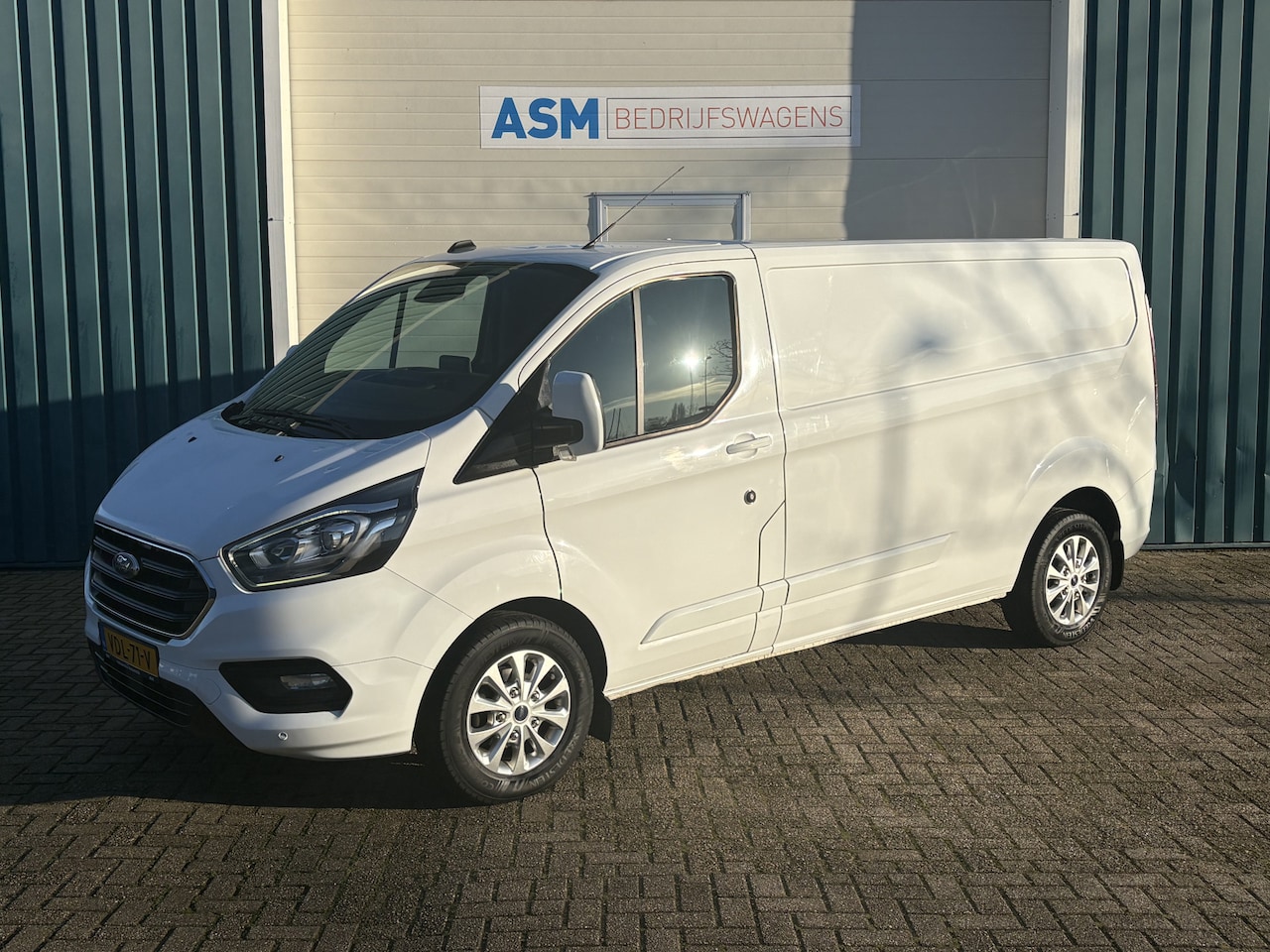 Ford Transit Custom - 300 2.0 130Pk TDCI L2H1 Limited / Cruise / Airco / Navi / Trekhaak / Apk t/m 26-11-2025 - AutoWereld.nl