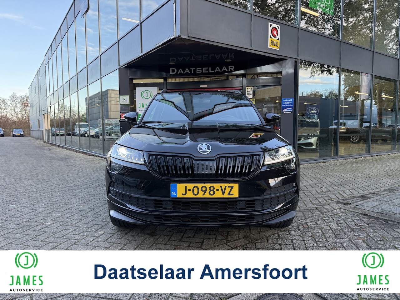 Skoda Karoq - 1.5 TSI ACT Sportline Business Panoramadak/Virtual Dash/ Camera - AutoWereld.nl