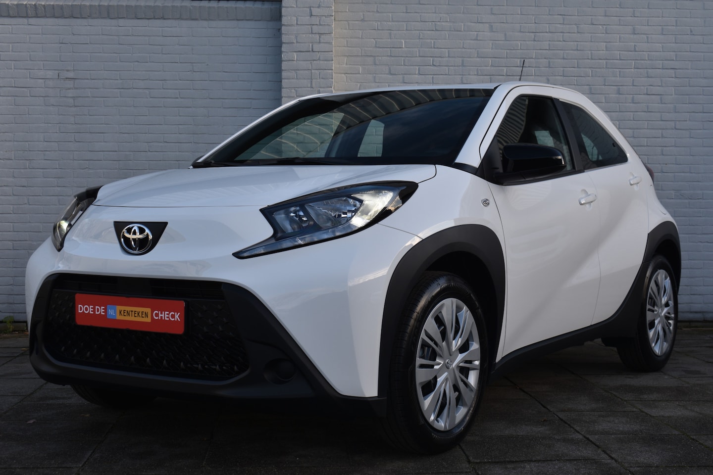 Toyota Aygo X - 1.0 VVT-i MT Play Handgeschakeld 72pk | Achteruitrijcamera |  Apple Carplay & Android Auto - AutoWereld.nl