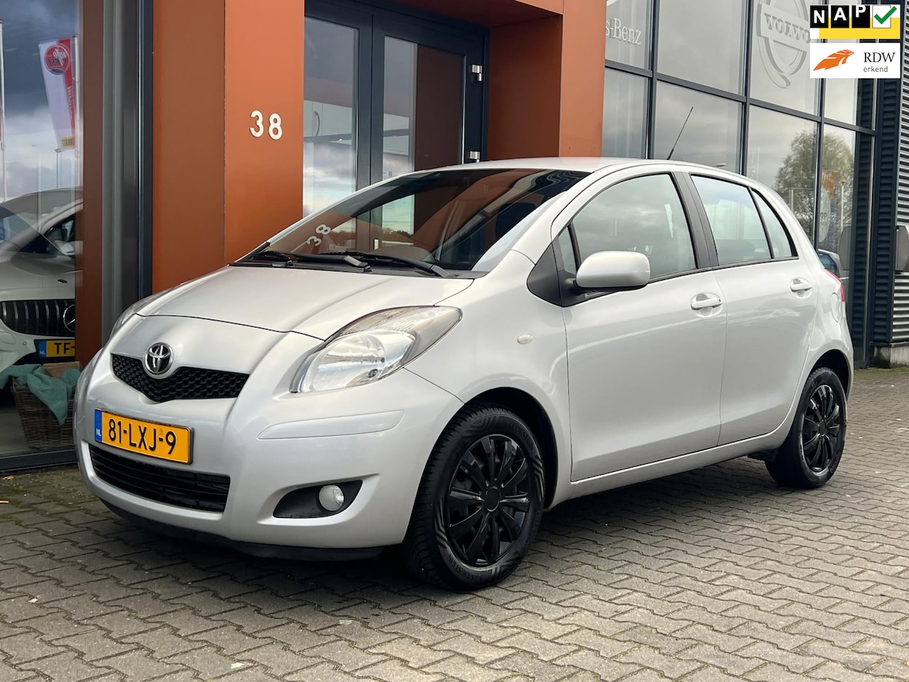 Toyota Yaris - 1.3 VVTi Automaat|Climatcontrol|Isofix|APK 2026 - AutoWereld.nl