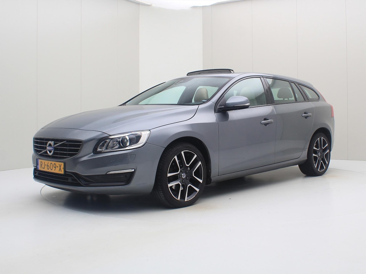 Volvo V60 - D3 150pk Geartronic Polar+ Dynamic [ SCHUIFDAK+CAMERA+STOELVERWARMING+LEDER+CLIMATE+PDC ] - AutoWereld.nl