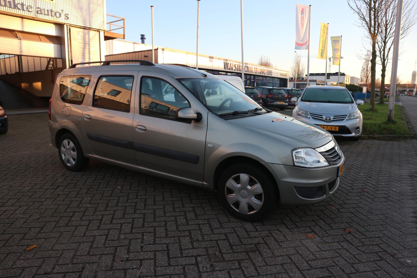 Dacia Logan MCV - 1.6 MPI Lauréate APK 9 2026 ! ! - AutoWereld.nl