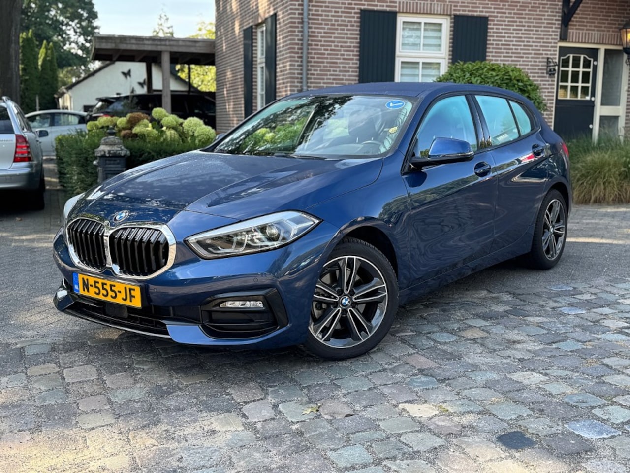 BMW 1-serie - 118 autom Sport Bns Edition Plus ecc,leer,sportstoel,lmv,led,navi,digidash,pdc - AutoWereld.nl