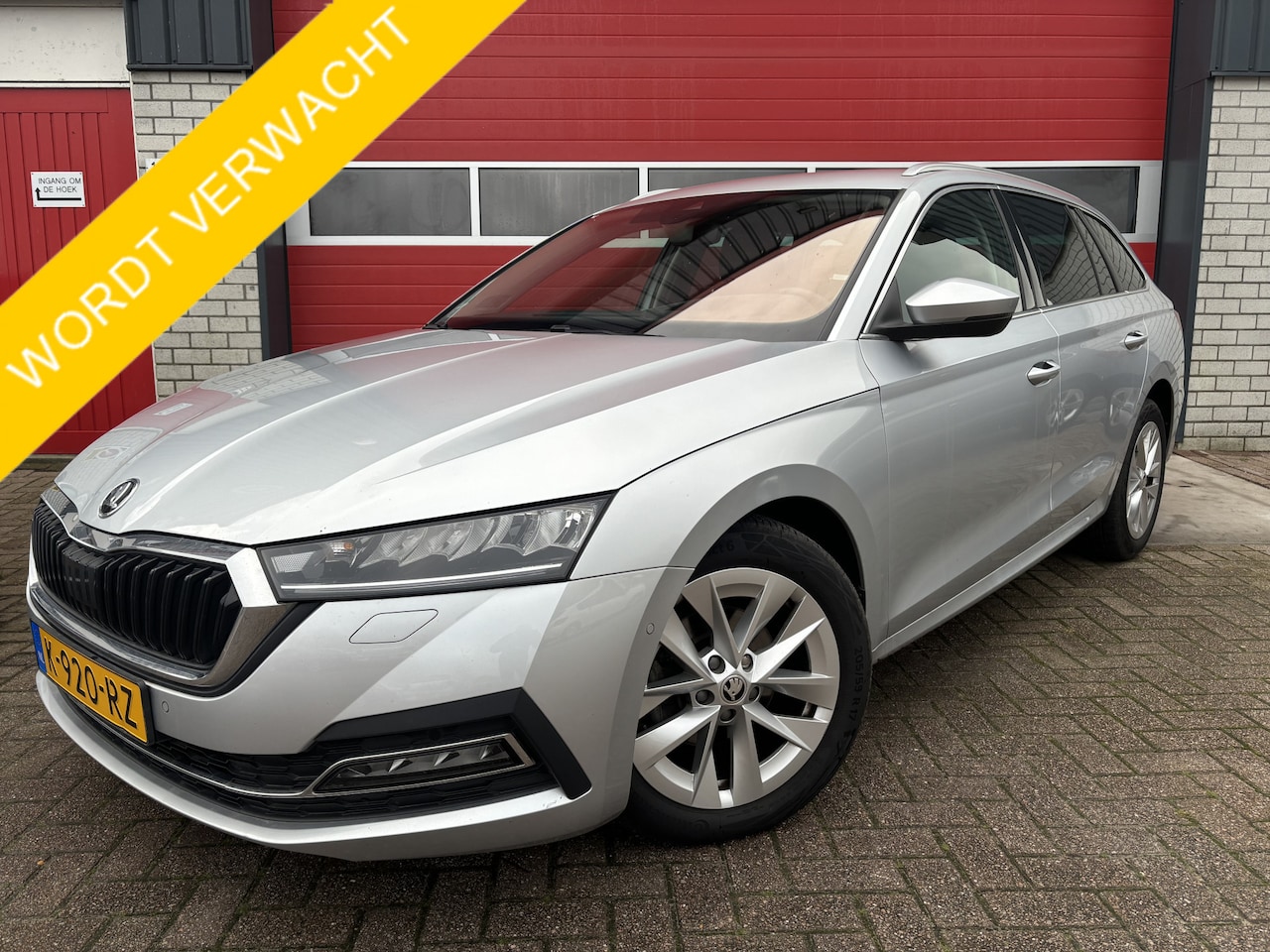 Skoda Octavia Combi - 1.0 e-TSI Business Edition Plus AUTOMAAT / LEDER / STOELVERW / CAMERA / KEYLESS / CARPLAY - AutoWereld.nl
