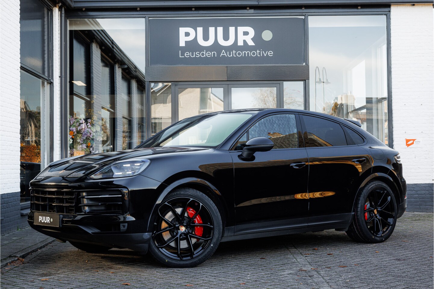 Porsche Cayenne Coupé - 3.0 E-Hybrid Sport Chrono Passenger Display - 18-weg Zetels  - 360 Camera - Trekhaak - AutoWereld.nl
