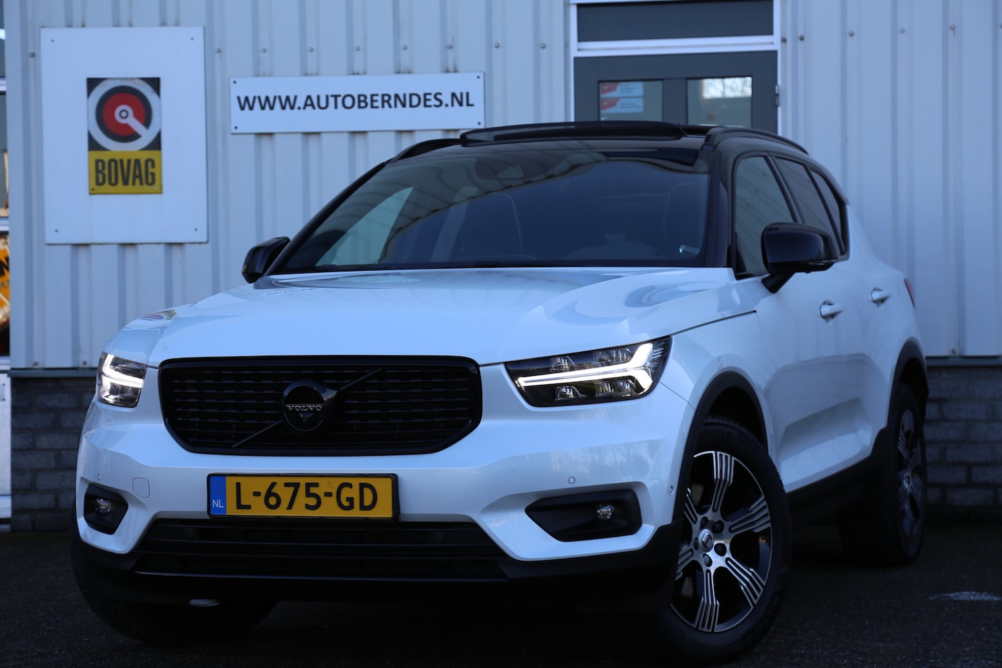 Volvo XC40 - 2.0 T4 AWD R-Design Aut.*Perfect Onderh.*Pano/Elek. Trekhaak/ACC/Pilot Ass./Memorie/360Cam - AutoWereld.nl