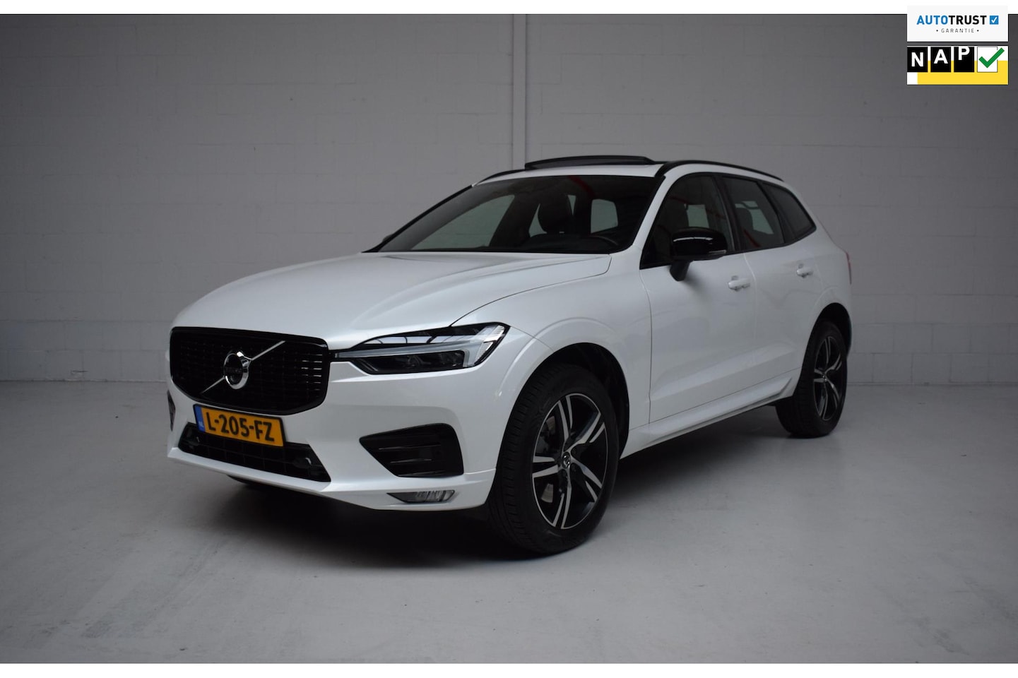 Volvo XC60 - 2.0 B5 250PK R-Design ORG.NED / PANORAMADAK / HEAD-UP / NAP / TREKHAAK / LEER / HARMAN-KAR - AutoWereld.nl