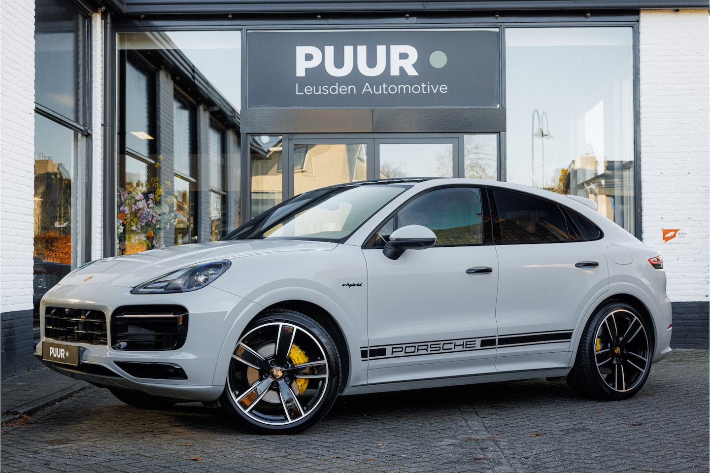 Porsche Cayenne Coupé - 3.0 E-Hybrid Platinum Edition Krijtgrijs - Luchtvering - Trekhaak - Head Up - AutoWereld.nl