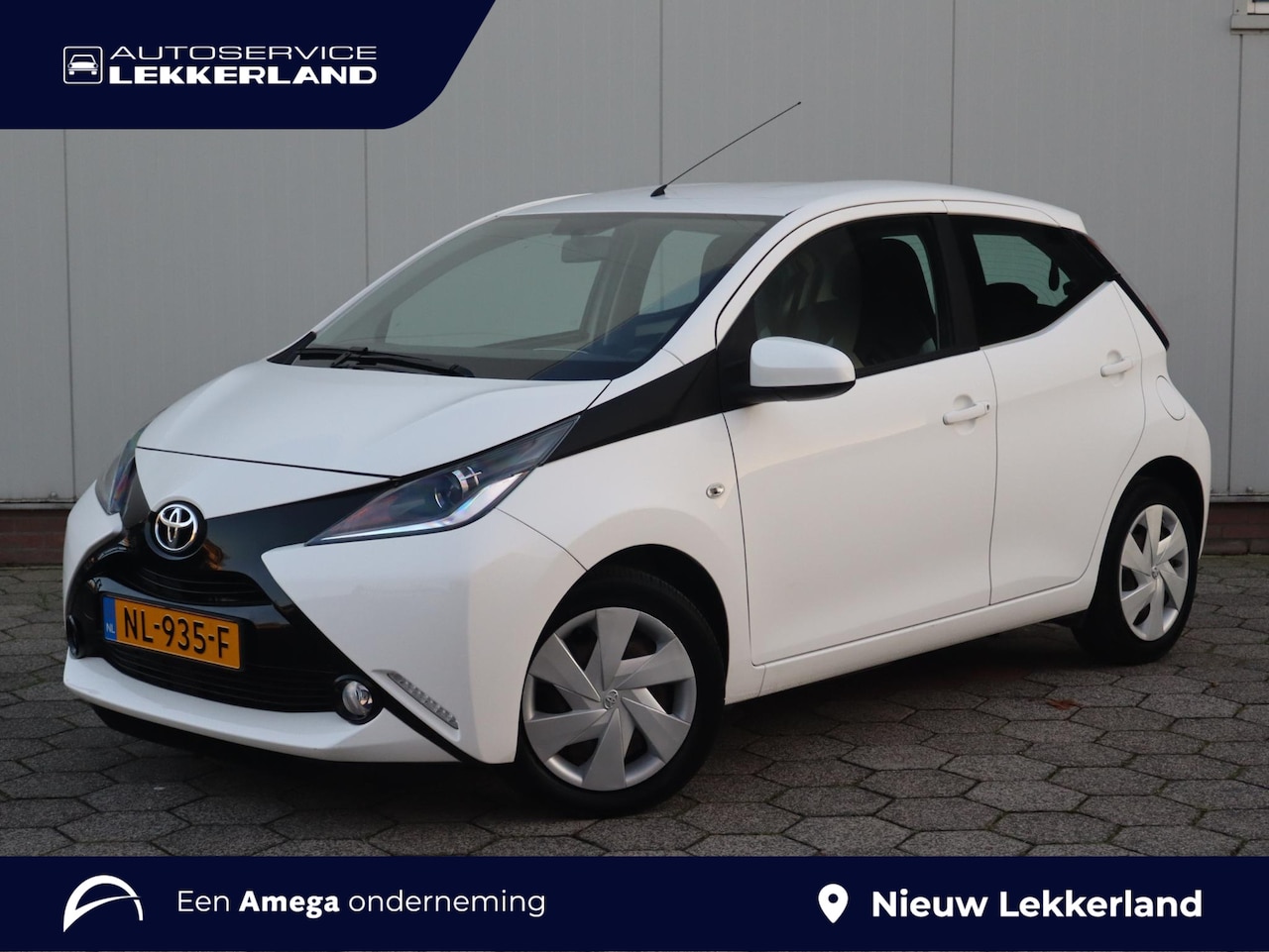 Toyota Aygo - 1.0 VVT-i x-play | AIRCO | NAVI | CAMERA | LAGE KM-STAND | - AutoWereld.nl