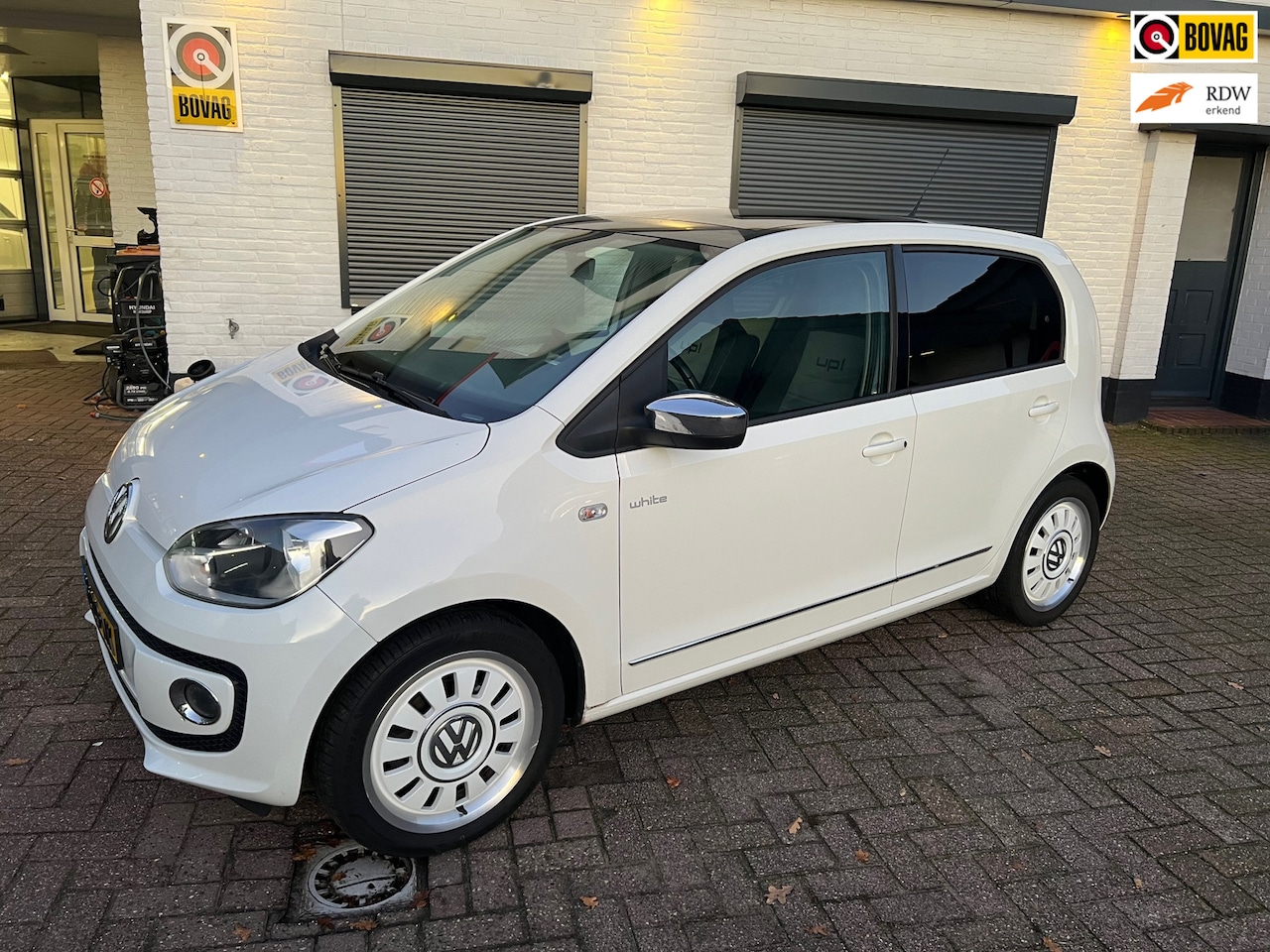 Volkswagen Up! - 1.0 White up! Panodak / navi / Airco - AutoWereld.nl