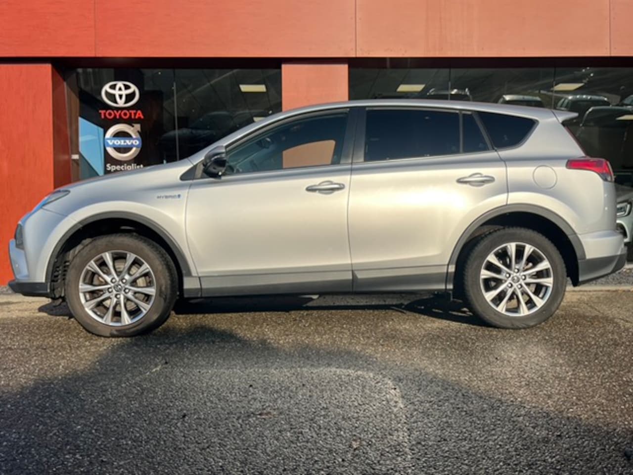 Toyota RAV4 - 2.5 Hybrid AWD Executive Business | 1.650kg trekgewicht! - AutoWereld.nl