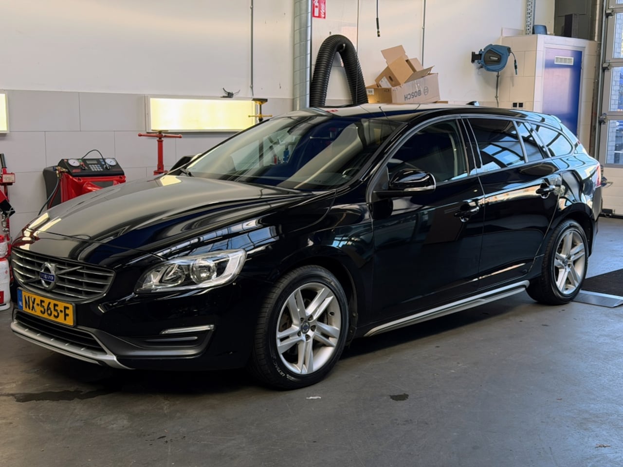 Volvo V60 - 2.0 D3 - Trekh. - Stoelverwarming - NW banden - Keurige auto - AutoWereld.nl