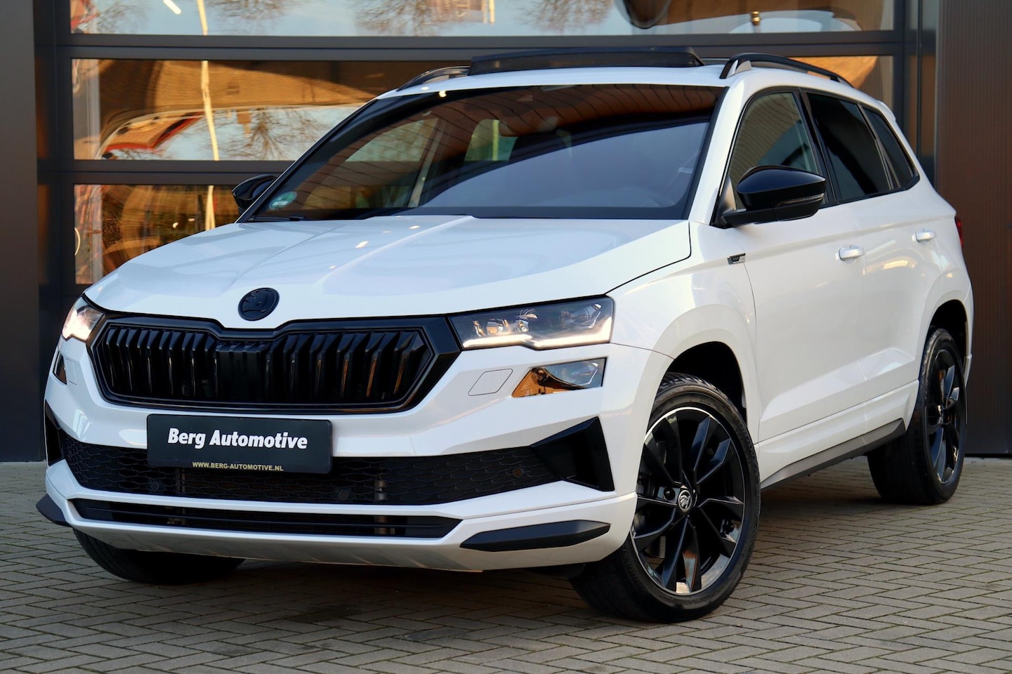 Skoda Karoq - 1.5 TSI ACT Sportline Business DSG | Panorama | Navigatie | Dealer Onderhouden | 1e Eigena - AutoWereld.nl