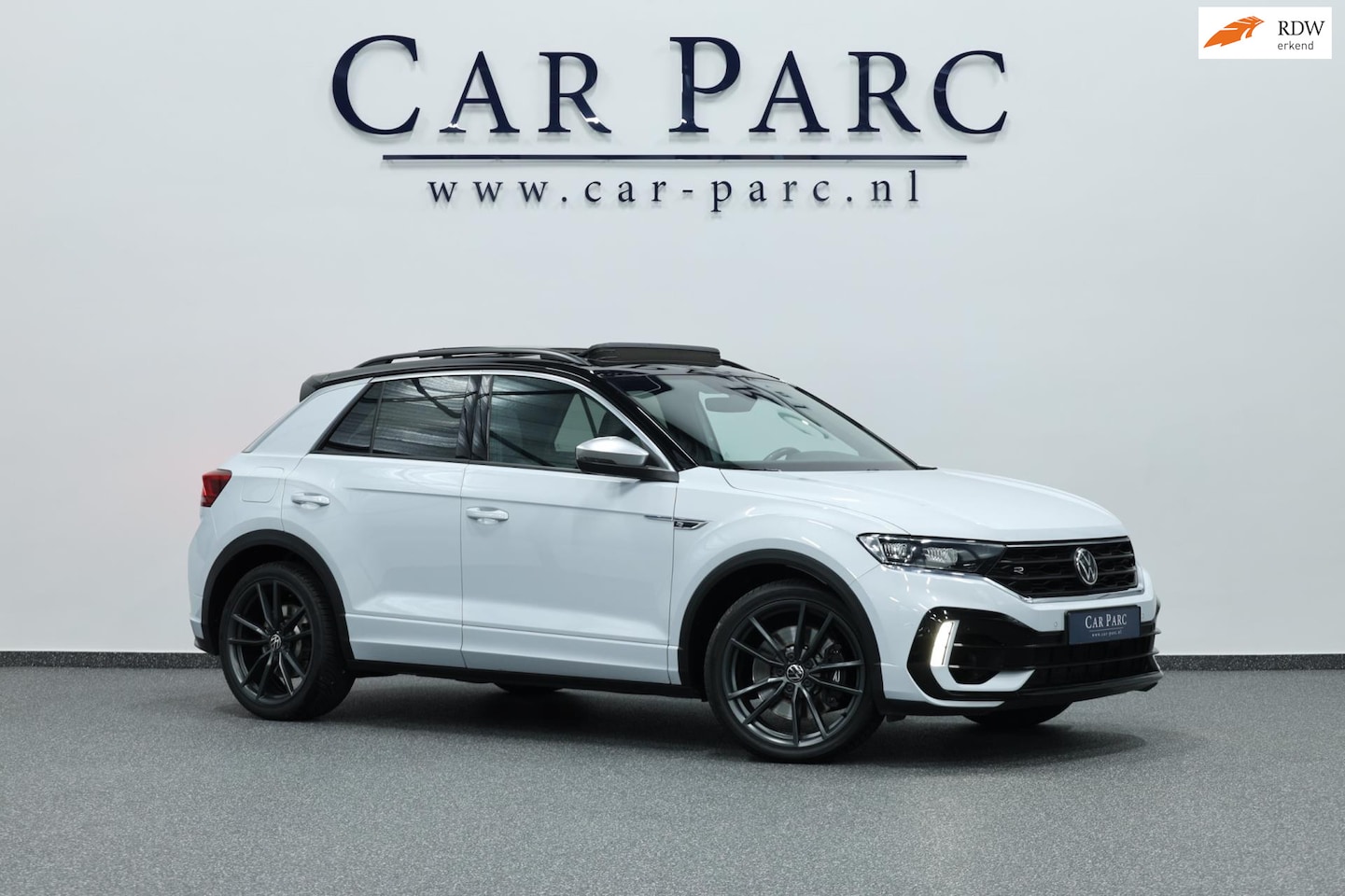 Volkswagen T-Roc - 2.0 TSI 4Motion R 301+PK AKRAPOVIC/VIRTUAL/PANO/BEATS/KEYLES/HALF LEER+S.VERWARMING/19"/CA - AutoWereld.nl