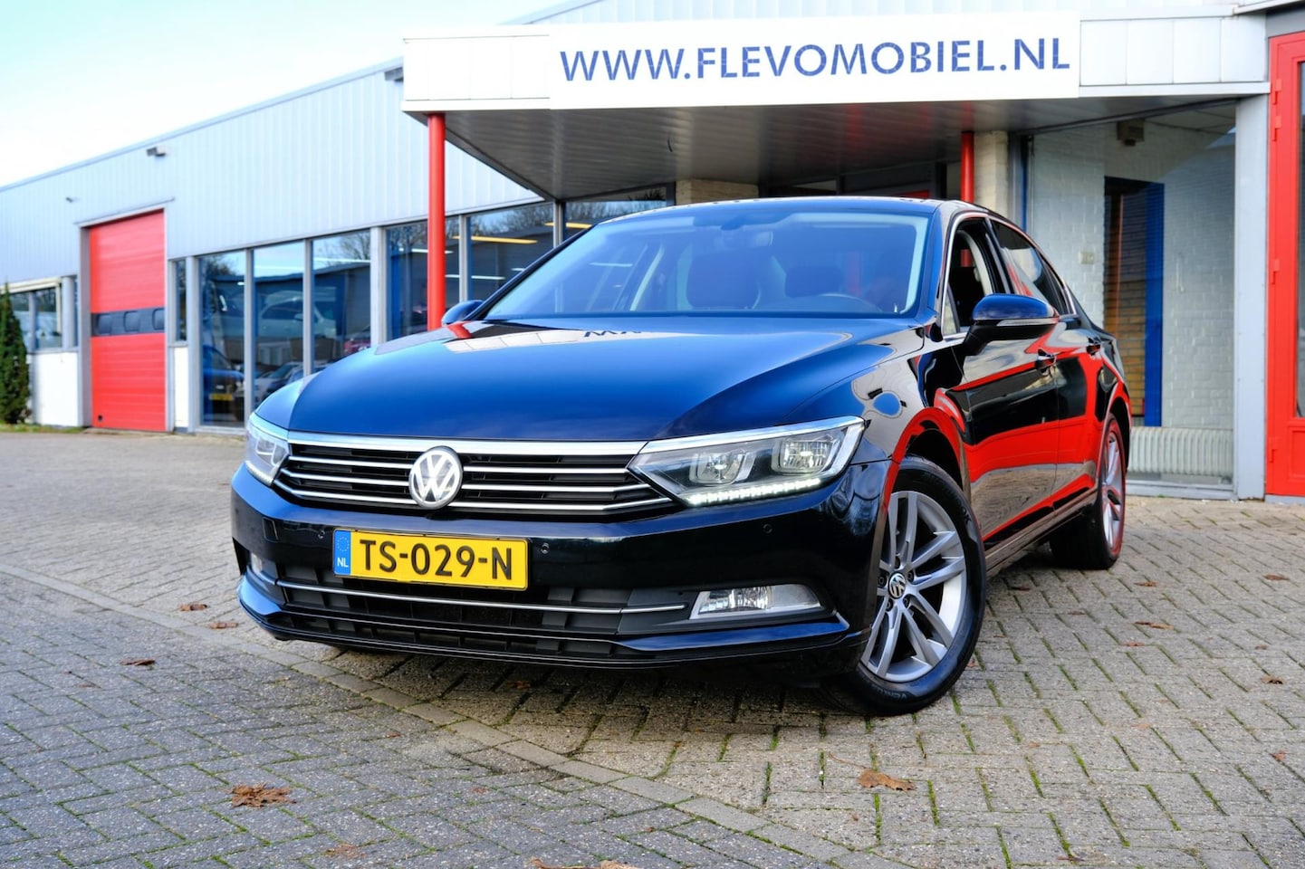 Volkswagen Passat - 1.4 TSI ACT Highline Pano|Adapt-Cruise|Navi|LMV - AutoWereld.nl