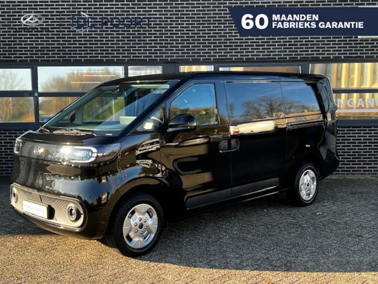 Maxus eDeliver 5 - L1 64 kWh | uit voorraad leverbaar | Massive Black! - AutoWereld.nl
