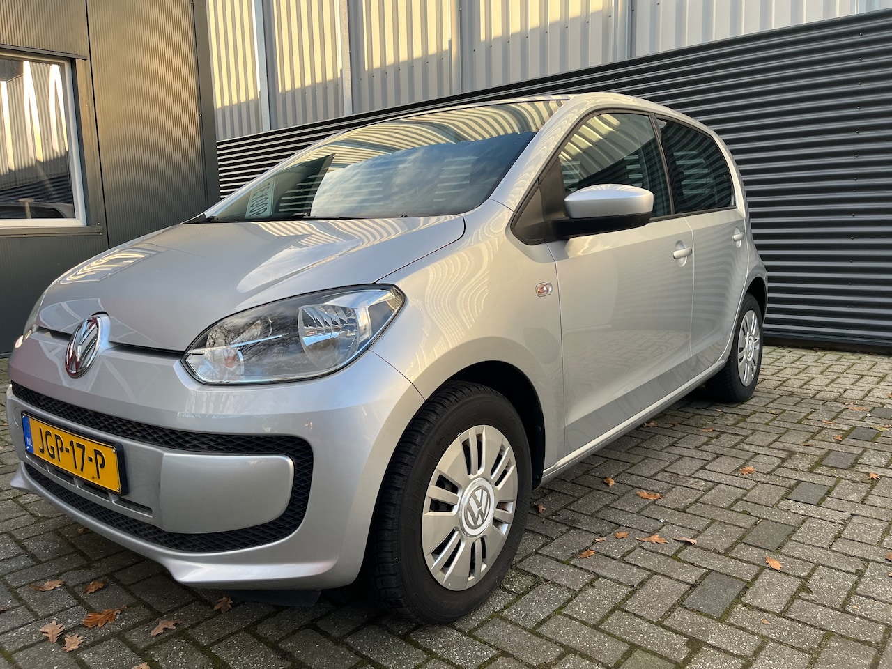 Volkswagen Up! - 1.0 high up! BlueMotion Navigatie,achteruitrijcamera,apple carplay,airco,cruise control - AutoWereld.nl