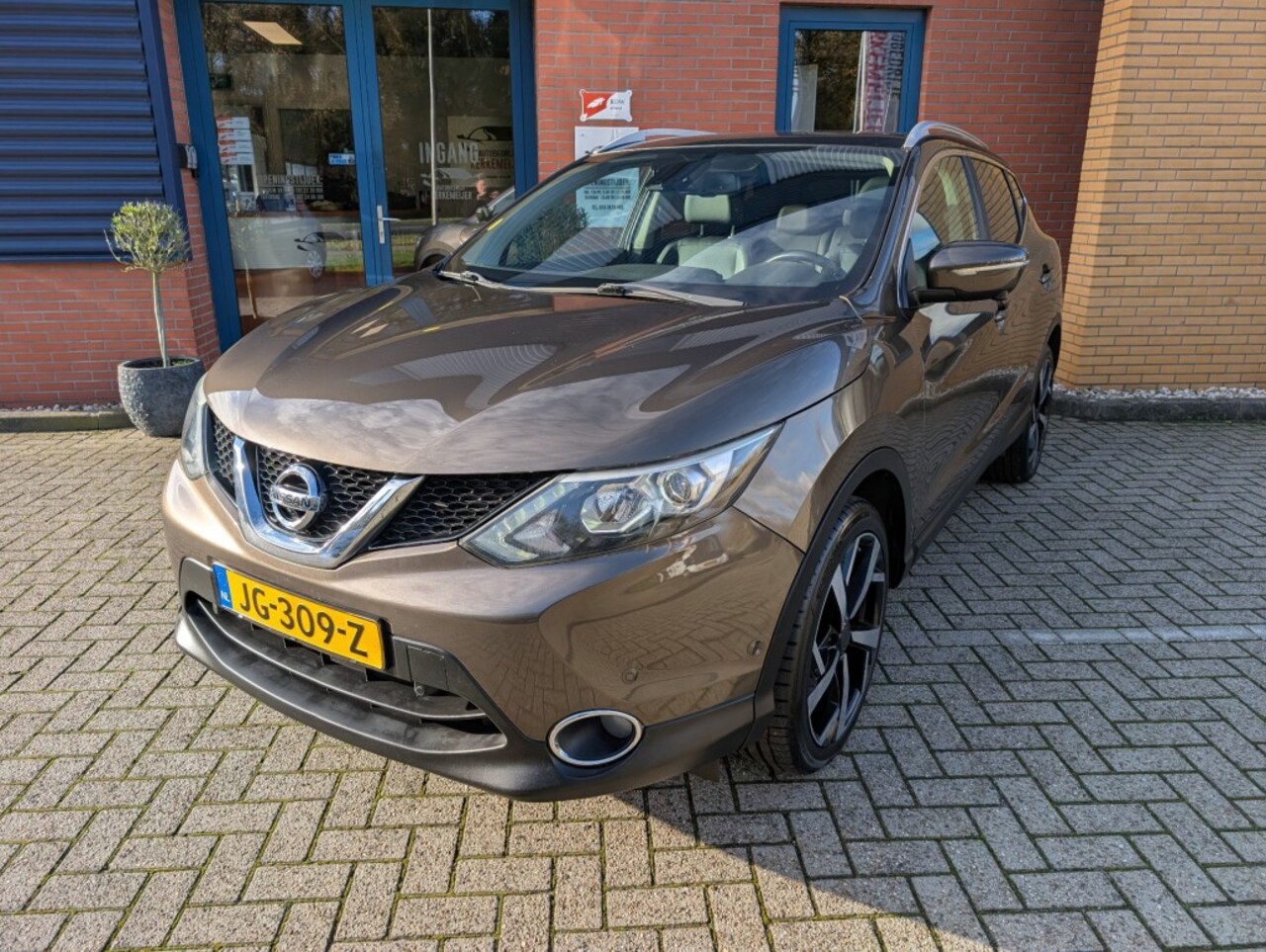 Nissan Qashqai - 1.2 PanoDak, 360 camera, Stoelverw, Lederen bekl, Airco, Trekhaak - AutoWereld.nl