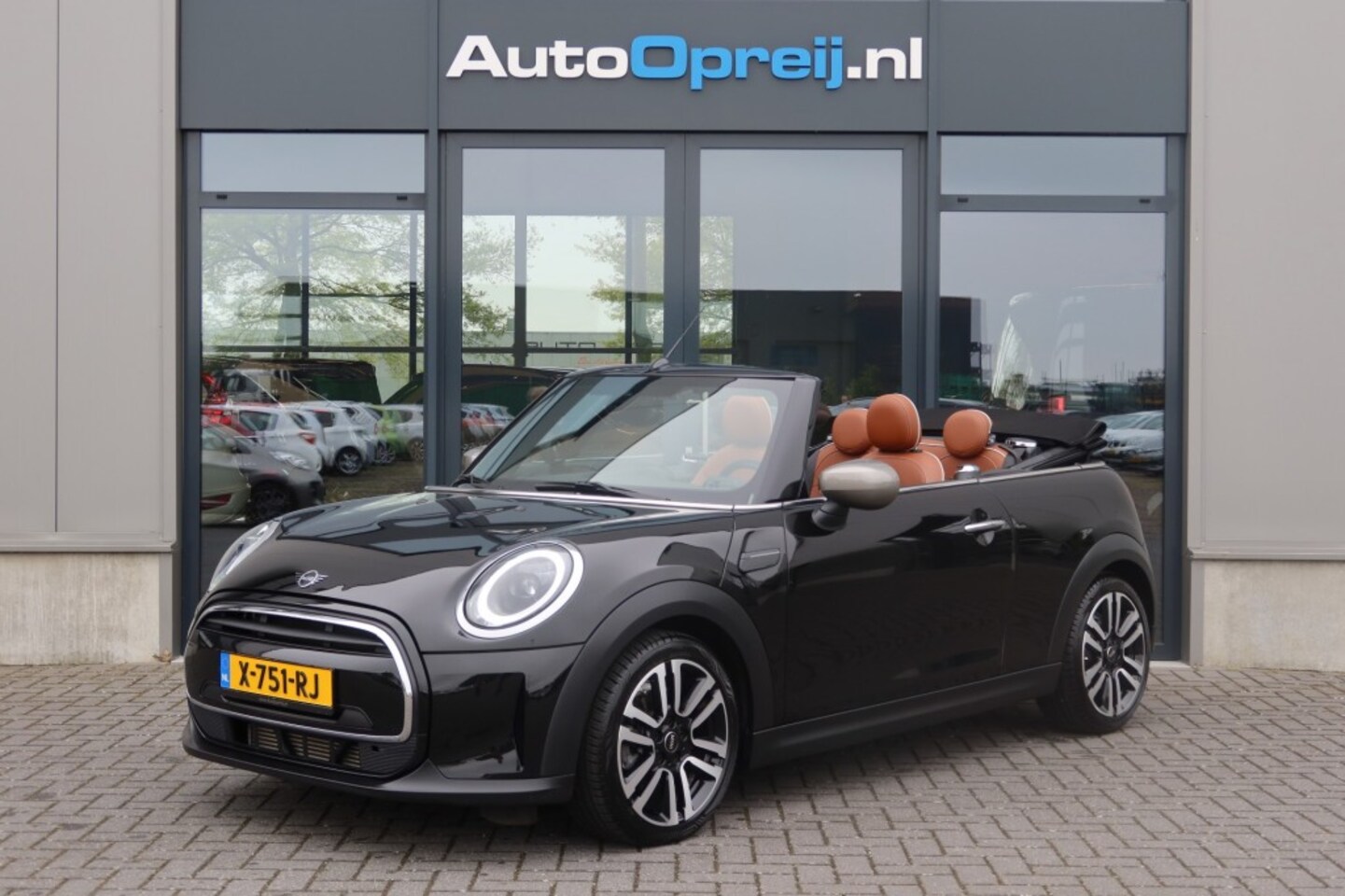MINI Cabrio - 1.5 Cooper Yours Cabrio AUTOMAAT NAVI, Bruin Leder, Stoelverwarm - AutoWereld.nl