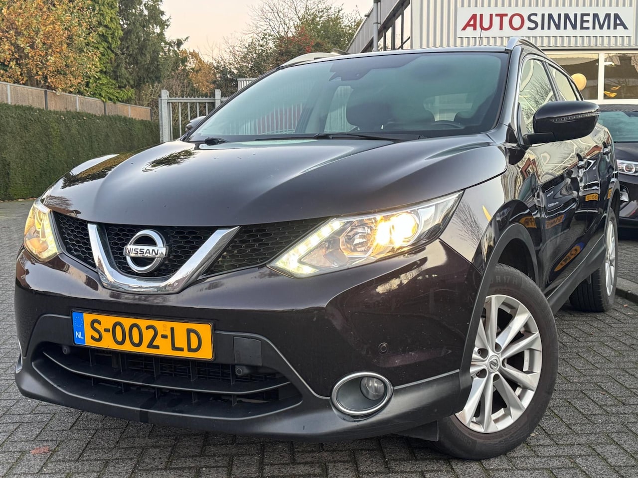 Nissan Qashqai - 1.6 N-Vision All Season Trekhaak Panoramadak - AutoWereld.nl