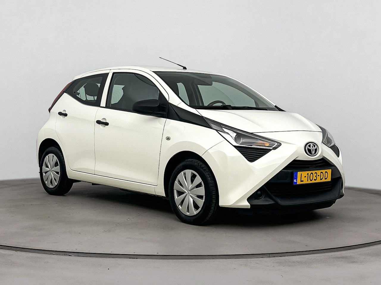 Toyota Aygo - 1.0 VVT-i x-fun | Airco | Bluetooth | Elektrische ramen voor | Multifunctioneel stuurwiel - AutoWereld.nl