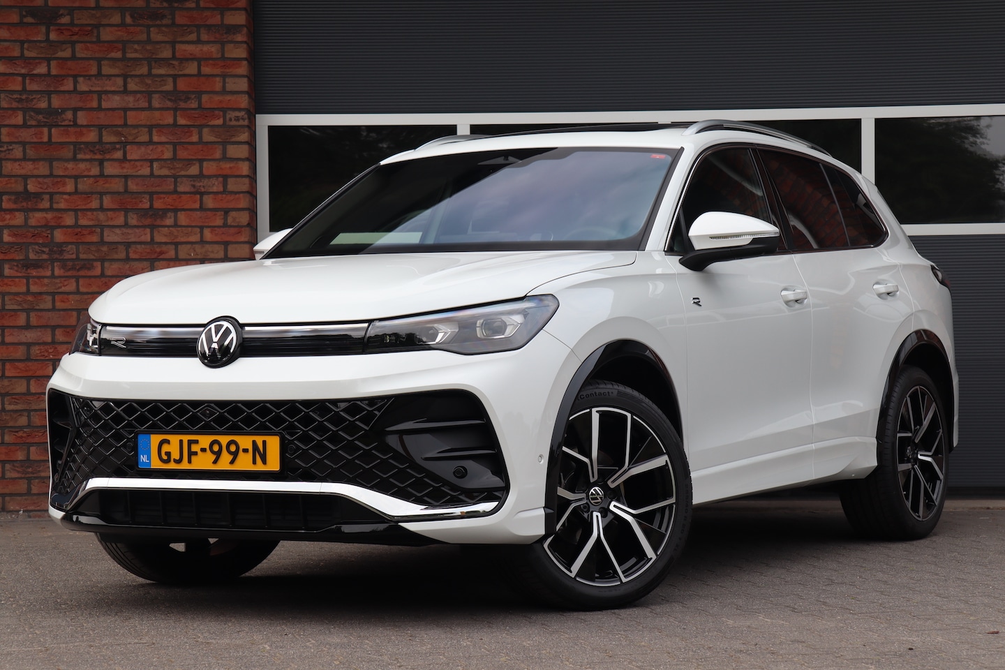 Volkswagen Tiguan - 1.5 eTSI R-Line, Pano, DCC, HUD, Trekhaak - AutoWereld.nl