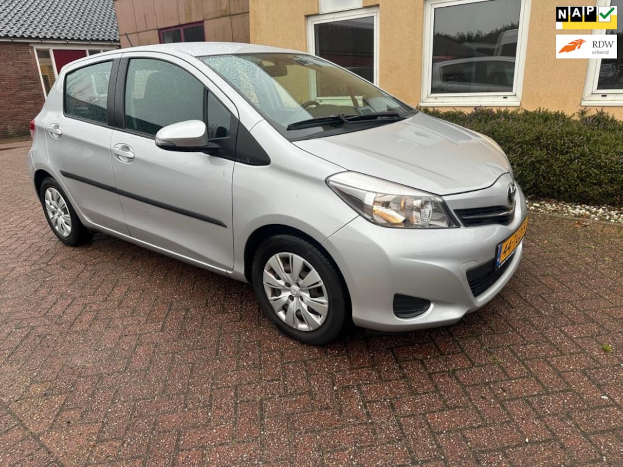 Toyota Yaris - 1.3 VVT-i Aspiration CARPLY CAMRERA AUTOMAAT - AutoWereld.nl