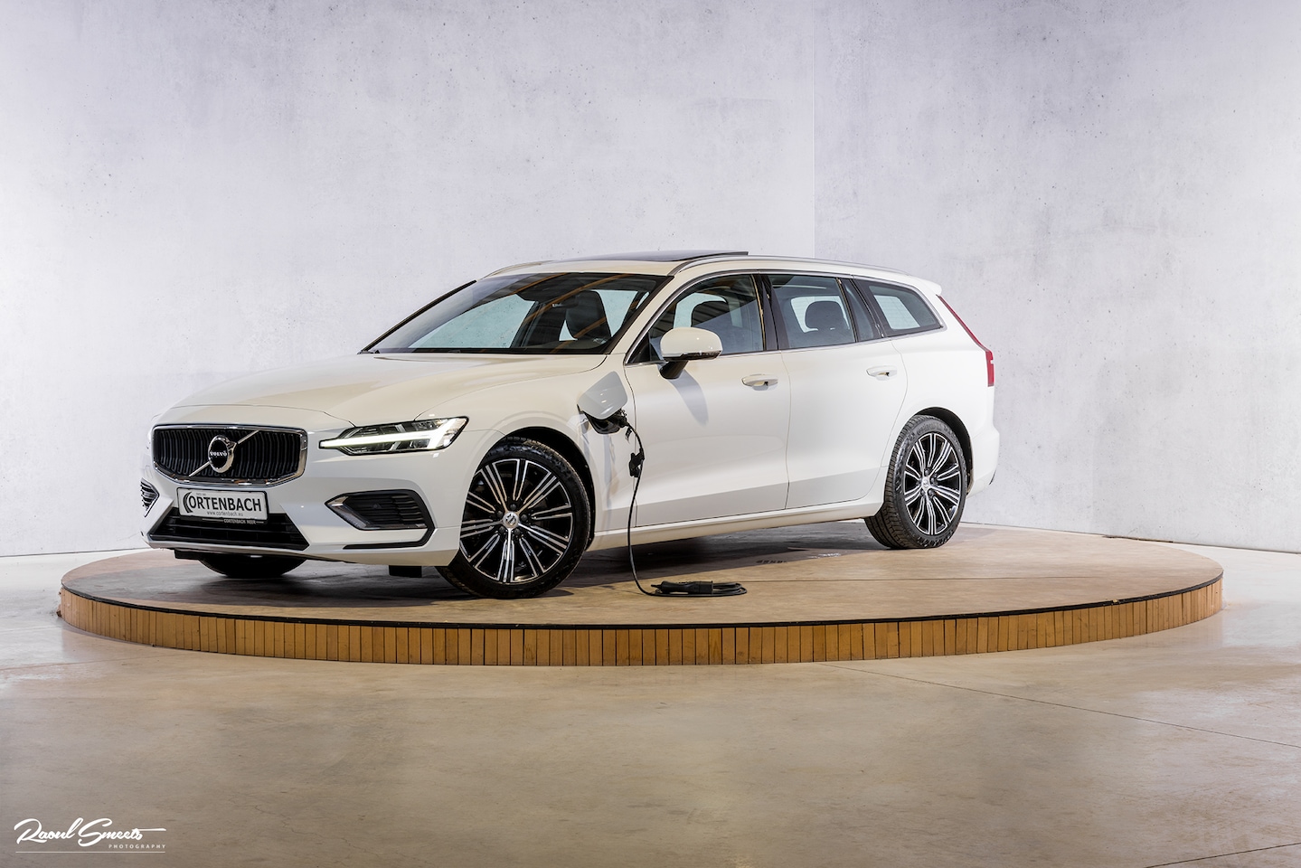 Volvo V60 - 2.0 T6 Twin Engine AWD Inscription | Panorama dak | Harman Kardon | Adaptieve cruise | Zwe - AutoWereld.nl